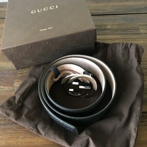 Gucci belt in black w/ silver tone double G buckle